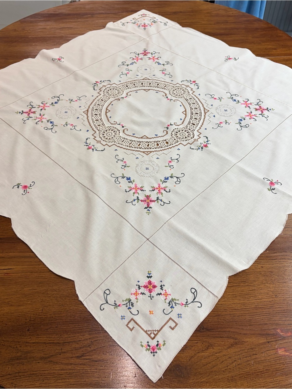 Vintage Hand Embroidered Floral Tablecloth Crochet Lace Linen 41” Square